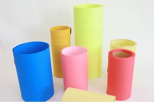 Несколько различных цветов вылеченной фильтровальной бумаги.