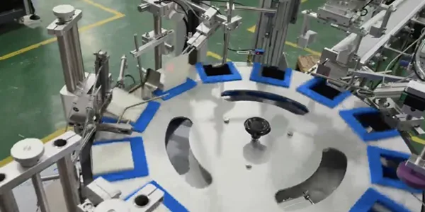 El filtro está experimentando el proceso de embalaje y embalaje.