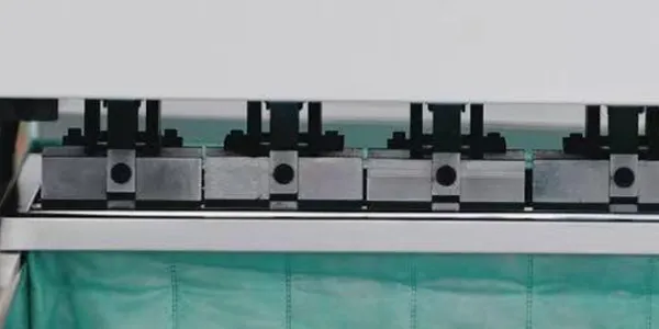 Clamping frame bars of bag filters securely fixes the filter bags to the frames.