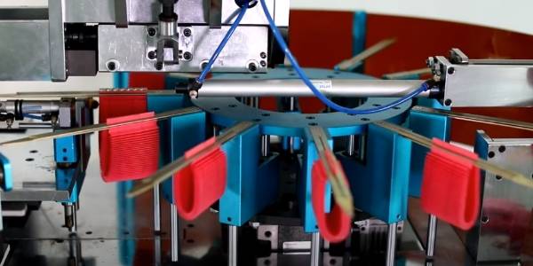 A machine is iron clipping filter paper.