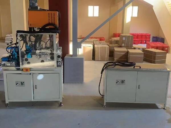 There are several PU air filter production equipment and filter materials in the workshop